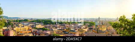 Panorama di Roma, Italia all'alba dalla terrazza del Colle del Gianicolo con quartiere Trastevere, Villa Medici, Piazza di Spagna, Pantheon, Vittorio Emanuele mo Foto Stock