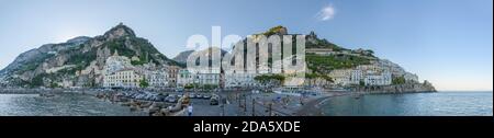 Panorama di Amalfi villaggio in Costiera Amalfitana, Campany, Italia, dal molo di ormeggio, con il centro storico, le spiagge e i monumenti di fronte al v Foto Stock