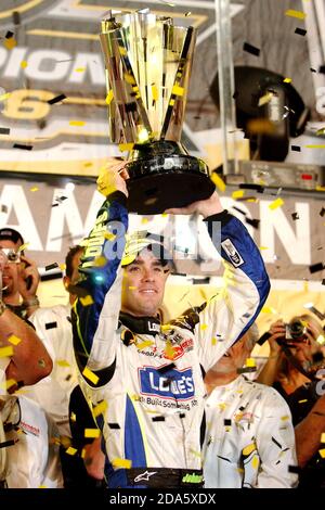 Jimmie Johnson, pilota della Chevrolet n. 48 di Lowe, festeggia la vittoria del campionato NASCAR Nextel Cup 2006 con il trofeo, dopo la NASCAR Nextel Cup Series Ford 400, il 19 novembre 2006 presso la Homestead-Miami Superspeedway di Homestead, Florida. Credito: Mpi04/MediaPunch Foto Stock