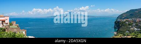 Panorama di Napoli, del Vesuvio e del Mar Mediterraneo, dalla scogliera di Sorrento con ville e villaggi sul mare, meta popolare di Amalfi coa Foto Stock