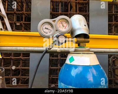 Bombola di gas per saldatura argon con manometro Foto Stock