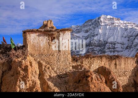 Antico tempio buddista Dhankar Gompa al tramonto nella valle di Spiti, India Foto Stock