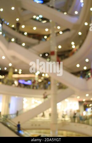 Immagine verticale di scale mobili offuscate astratte all'interno di un centro commerciale Foto Stock