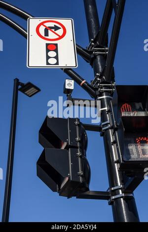 Le indicazioni stradali non girano a destra al semaforo rosso acceso polo luminoso Foto Stock