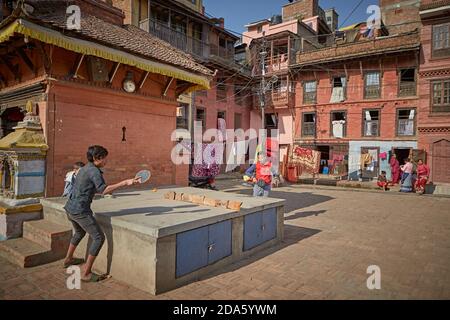 Patan, Nepal, gennaio 2016. Due bambini che giocano a ping-pong sulla strada. Foto Stock