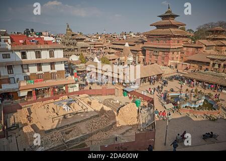 Patan, Nepal, gennaio 2016. Vista aerea di Piazza Durbar con un tempio crollato al primo posto dopo il terremoto dell'aprile 2015. Foto Stock