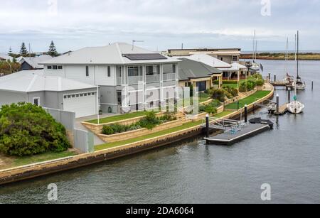 Port Geographe Bay marina sviluppo case residenziali costruite lungo il canale in Geographe Busselton Australia Occidentale. Foto Stock