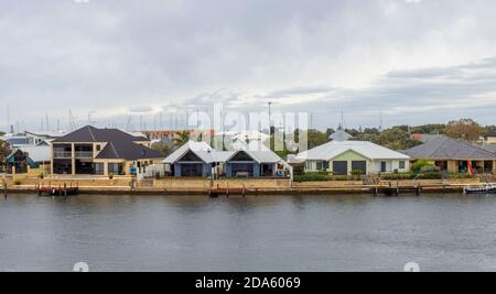 Port Geographe Bay marina sviluppo case residenziali costruite lungo il canale in Geographe Busselton Australia Occidentale. Foto Stock