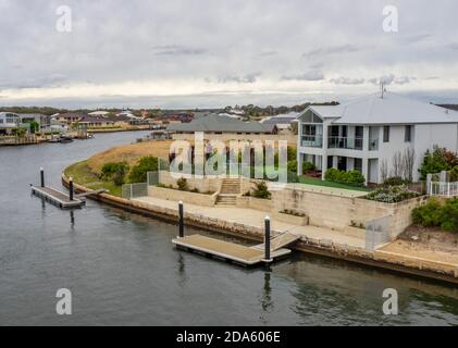 Port Geographe Bay marina sviluppo case residenziali costruite lungo il canale in Geographe Busselton Australia Occidentale. Foto Stock