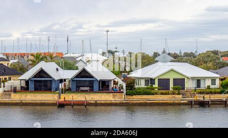 Port Geographe Bay marina sviluppo case residenziali costruite lungo il canale in Geographe Busselton Australia Occidentale. Foto Stock