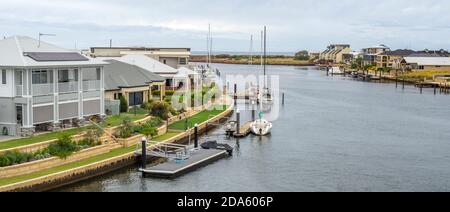 Port Geographe Bay marina sviluppo case residenziali costruite lungo il canale in Geographe Busselton Australia Occidentale. Foto Stock