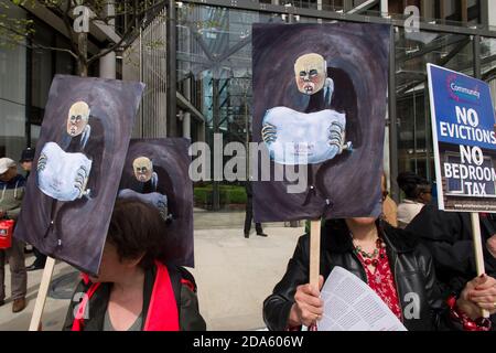 Protesta per il primo anniversario della "Camera da Letto", fuori da un Hyde Park, una delle più costose residenze di Londra. Il Welfare Reform Act del 2012, entrato in vigore il 1° aprile 2013, prevedeva modifiche alle norme in materia di benefici per gli alloggi. Questi cambiamenti includono una 'penalità di sotto occupazione' che riduce l'importo di beneficio pagato ai richiedenti se sono considerati avere troppo spazio vitale nella proprietà su cui stanno rivendicando il beneficio dell'alloggio, questi sono diventato conosciuto come 'tassa della Camera da Letto'. One Hyde Park, Knightsbridge, Londra, Regno Unito. 5 Apr 2014 Foto Stock