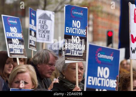 Protesta per il primo anniversario della "Camera da Letto", fuori da un Hyde Park, una delle più costose residenze di Londra. Il Welfare Reform Act del 2012, entrato in vigore il 1° aprile 2013, prevedeva modifiche alle norme in materia di benefici per gli alloggi. Questi cambiamenti includono una 'penalità di sotto occupazione' che riduce l'importo di beneficio pagato ai richiedenti se sono considerati avere troppo spazio vitale nella proprietà su cui stanno rivendicando il beneficio dell'alloggio, questi sono diventato conosciuto come 'tassa della Camera da Letto'. One Hyde Park, Knightsbridge, Londra, Regno Unito. 5 Apr 2014 Foto Stock