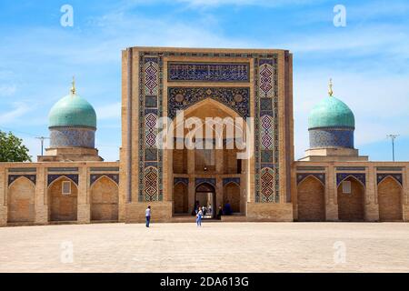 Vista della madrasah di Barak Khan del complesso Khast Imam in estate. Tashkent. Uzbekistan. Apr 29, 2019. Foto Stock