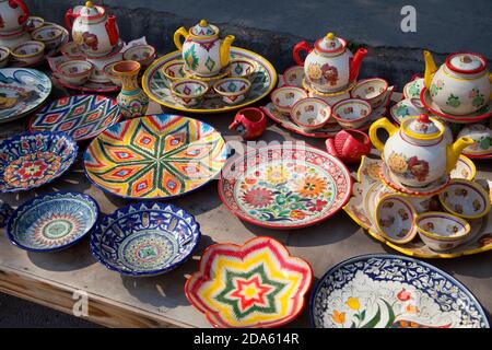 Set di stoviglie da tè uzbeko dipinte in ceramica con ciotole e teiera e piatti in ceramica con ornamento nazionale 29 aprile 2019. Foto Stock