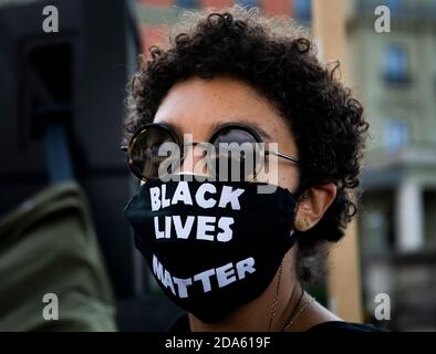 Diverse migliaia di manifestanti partecipano a una manifestazione antirazzista, contro la violenza della polizia, durante una protesta contro la Black Lives Matter (BLM), a Ginevra, in Svizzera, venerdì 3 luglio 2020. Continuano a manifestarsi proteste indette dalla morte di George Floyd, un uomo nero, avvenuta nel maggio 25, che morì dopo essere stato trattenuto da ufficiali di polizia a Minneapolis, negli Stati Uniti, innescando manifestazioni contro l'ingiustizia razziale. Foto Stock