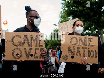 Diverse migliaia di manifestanti partecipano a una manifestazione antirazzista, contro la violenza della polizia, durante una protesta contro la Black Lives Matter (BLM), a Ginevra, in Svizzera, venerdì 3 luglio 2020. Continuano a manifestarsi proteste indette dalla morte di George Floyd, un uomo nero, avvenuta nel maggio 25, che morì dopo essere stato trattenuto da ufficiali di polizia a Minneapolis, negli Stati Uniti, innescando manifestazioni contro l'ingiustizia razziale. Foto Stock