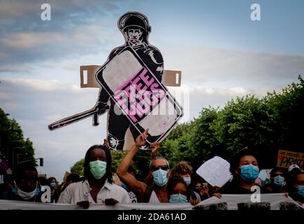 Diverse migliaia di manifestanti partecipano a una manifestazione antirazzista, contro la violenza della polizia, durante una protesta contro la Black Lives Matter (BLM), a Ginevra, in Svizzera, venerdì 3 luglio 2020. Continuano a manifestarsi proteste indette dalla morte di George Floyd, un uomo nero, avvenuta nel maggio 25, che morì dopo essere stato trattenuto da ufficiali di polizia a Minneapolis, negli Stati Uniti, innescando manifestazioni contro l'ingiustizia razziale. Foto Stock