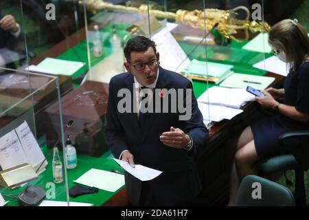 MELBOURNE, AUSTRALIA - NOVEMBRE 10: Il Premier Daniel Andrews parla durante il tempo delle interrogazioni dell'Assemblea legislativa vittoriana il 10 novembre 2020 a Melbourne, Australia. Le restrizioni COVID-19 si sono attenuate ulteriormente attraverso Victoria, con il confine metropolitano-regionale e il limite di 25 km di viaggio da casa non più in vigore.Image Credit: brett keating/Alamy Live News Foto Stock