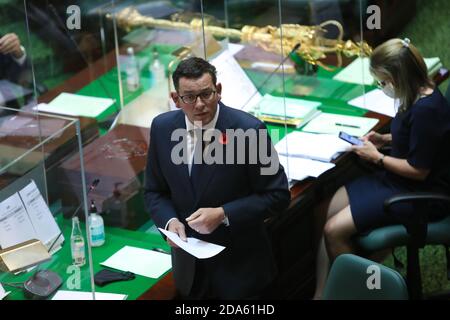 MELBOURNE, AUSTRALIA - NOVEMBRE 10: Il Premier Daniel Andrews parla durante il tempo delle interrogazioni dell'Assemblea legislativa vittoriana il 10 novembre 2020 a Melbourne, Australia. Le restrizioni COVID-19 si sono attenuate ulteriormente attraverso Victoria, con il confine metropolitano-regionale e il limite di 25 km di viaggio da casa non più in vigore.Image Credit: brett keating/Alamy Live News Foto Stock