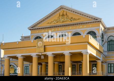 Bangkok, Thailandia - 7 dicembre 2019: Vista dal basso dell'edificio giallo del Ministero della Difesa della Thailandia a Bangkok. Foto Stock