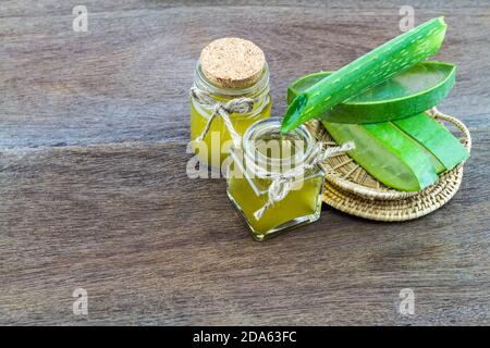 Gel di aloe vera fresco con olio essenziale di aloe vera tavolo di legno Foto Stock