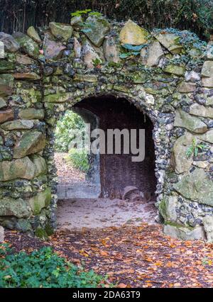 Magical Grotto and Portal, Englefield House Gardens, Englefield Estate, Englefield, Thale, Reading, Berkshire, Inghilterra, Regno Unito, GB. Foto Stock