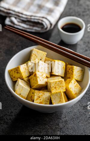 Morsi di tofu marinato in ciotola. Foto Stock