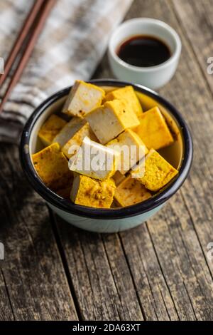Morsi di tofu marinato in ciotola. Foto Stock