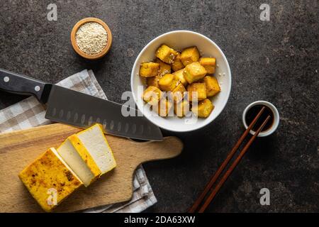 Morsi di tofu fritto in ciotola. Vista dall'alto. Foto Stock