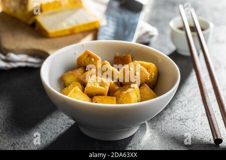 Morsi di tofu fritto in ciotola. Foto Stock