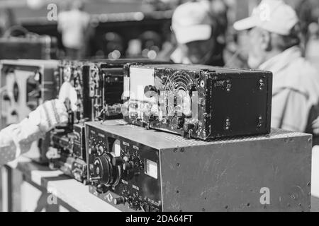 Russia, Siberia, Novokuznetsk - 9 maggio 2019: Vecchie apparecchiature radio alla mostra Foto Stock