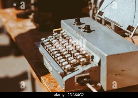 Russia, Siberia, Novokuznetsk - 9 maggio 2019: Vecchie apparecchiature radio alla mostra Foto Stock