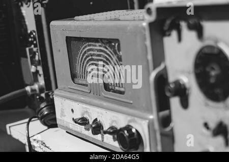 Russia, Siberia, Novokuznetsk - 9 maggio 2019: Vecchie apparecchiature radio alla mostra Foto Stock