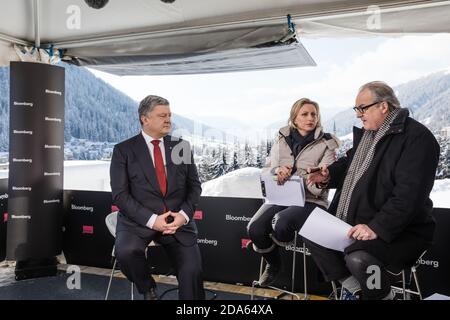 DAVOS, SVIZZERA - 17 gennaio 2017: Presidente dell'Ucraina Petro Poroshenko durante un'intervista con i giornalisti di Bloomberg, a Davos Foto Stock