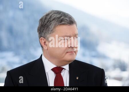 DAVOS, SVIZZERA - 17 gennaio 2017: Presidente dell'Ucraina Petro Poroshenko durante un'intervista con i giornalisti di Bloomberg, a Davos Foto Stock