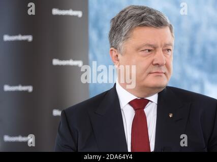 DAVOS, SVIZZERA - 17 gennaio 2017: Presidente dell'Ucraina Petro Poroshenko durante un'intervista con i giornalisti di Bloomberg, a Davos Foto Stock