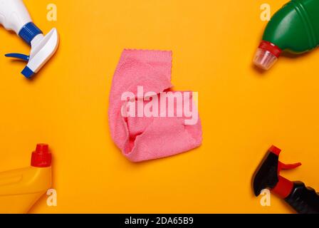 mezzi per pulire la casa su uno sfondo giallo. Foto Stock