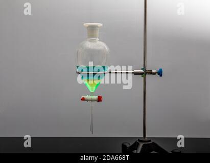 Lo studio che separa per filtrazione le sostanze componenti dalla miscela liquida in laboratorio. Separare il prodotto naturale usare diclorometano con acqua hanno Foto Stock