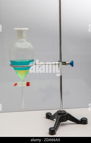 Lo studio che separa per filtrazione le sostanze componenti dalla miscela liquida in laboratorio. Separare il prodotto naturale usare diclorometano con acqua hanno Foto Stock