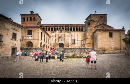 Vista sulla piazza della Collegiata di Santillana del Mar in Cantabria con molti turisti in estate. Foto Stock