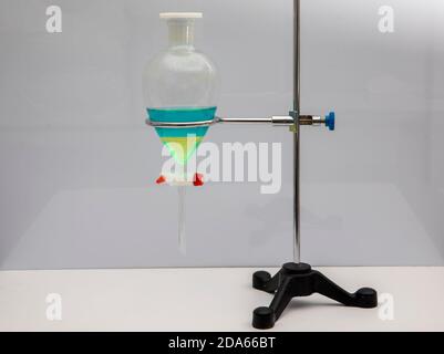 Lo studio che separa per filtrazione le sostanze componenti dalla miscela liquida in laboratorio. Separare il prodotto naturale usare diclorometano con acqua hanno Foto Stock