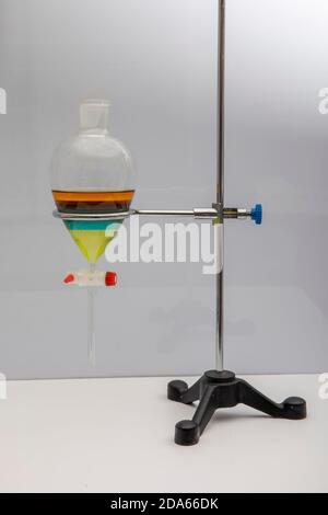 Lo studio che separa per filtrazione le sostanze componenti dalla miscela liquida in laboratorio. Separare il prodotto naturale usare diclorometano con acqua hanno Foto Stock