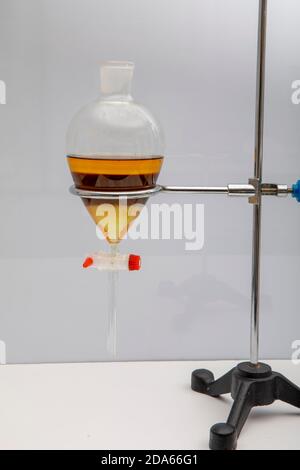 Lo studio che separa per filtrazione le sostanze componenti dalla miscela liquida in laboratorio. Separare il prodotto naturale usare diclorometano con acqua hanno Foto Stock