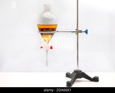 Lo studio che separa per filtrazione le sostanze componenti dalla miscela liquida in laboratorio. Separare il prodotto naturale usare diclorometano con acqua hanno Foto Stock