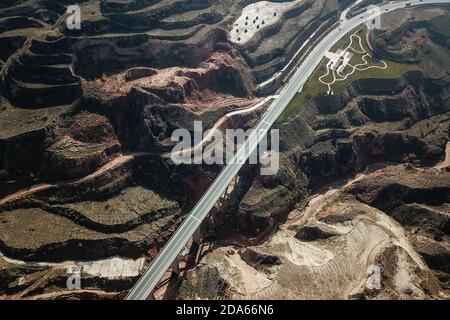 (201110) -- DONGXIANG, 10 novembre 2020 (Xinhua) -- Foto aerea scattata il 9 novembre 2020 mostra la vista delle strade del Villaggio di Bulenggou nella Contea Autonoma di Dongxiang della Prefettura Autonoma di Linxia Hui, nella provincia di Gansu nella Cina nord-occidentale. Bulenggou Village era un'area gravemente impoverita. Fin dall'inizio del lavoro di alleviamento della povertà, il villaggio è cambiato insieme a migliori infrastrutture, che consentono agli abitanti del villaggio di accedere all'acqua potabile, alle strade, al centro sanitario e alla scuola primaria ben attrezzata. L'allevamento di bestiame è diventato l'industria leader del Villaggio di Bulenggou, dove gli abitanti del villaggio hanno testimoniato Foto Stock