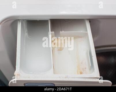 Dispenser per lavatrice. Vassoio per detersivo in polvere nella lavatrice.  Primo piano Foto stock - Alamy