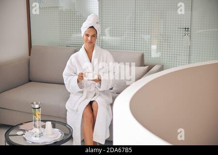 Il cliente beve il tè in un salone di lusso Foto Stock