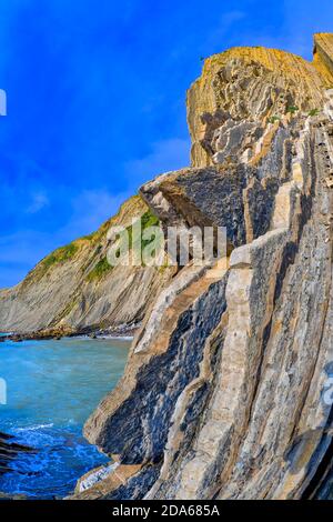 Strati fortemente inclinati di Flysch, scogliere di Flysch, Costa Basca UNESCO Global Geopark, European Geopark Network, Zumaia, Guipuzcoa, Paesi Baschi, Spagna Foto Stock