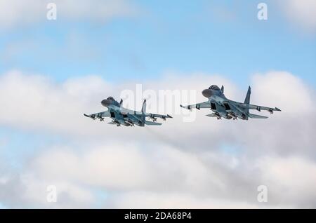 ZHYTOMYR Reg, UCRAINA - 06 dicembre 2018: Due combattenti su-27 sorvolano una base militare nella regione di Zhytomyr Foto Stock